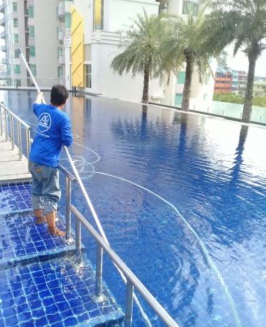 ดูแลสระว่ายน้ำ
